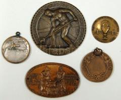 5db-os háború előtti emlékérem és jelvény tétel, benne Vas és fémmunkások szövetkezete, eucharisztik...