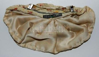 Madonna által az Evita című filmben viselt fejdísz dekoratív fém és kő berakással 9x14 cm