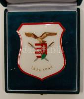 1998. Magyar címeres zománcozott emlékplakett dísztokban T:1