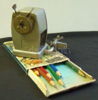 Régi működő asztalra erősíthető ceruzahegyező pár db színes ceruzával