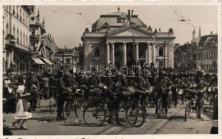 Nagyvárad entry of the Hungarian troops, cyclist unit by the Szigligeti theatre photo