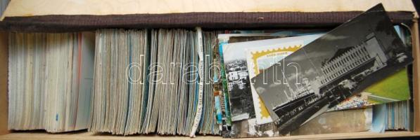 1.214 db képeslap az 1950-1980-as évekből, legnagyobbrészt magyar és külföldi városképes lapok tengerentúlival, érdekes vegyes anyag. Fa dobozban.