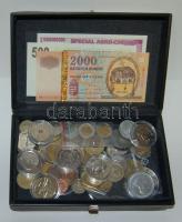 Kis vegyes bankjegy, fémpénz és emlékérem  tétel dobozban: köztük forgalomból kivont és még forgalomban lévő magyar pénzek egyaránt, Millennium 2000Ft, Zimbabwe szükségpénz T:vegyes
