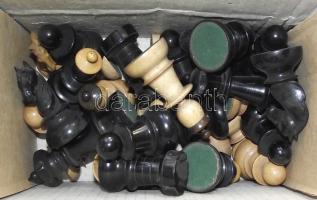 Hiánytalan fa sakkfigura készlet tábla nélkül