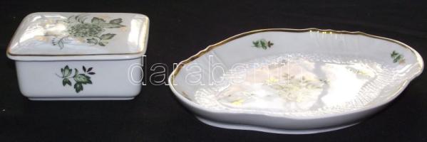 Hollóházi porcelán tál és bonbonier virágokkal díszítve, jelzett / Hollóházi chinaware bowl (18x13 cm) and bonbonier (9x7x4 cm)