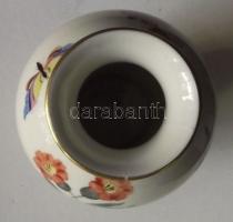 Kézzel festett Herendi porcelán váza virágokkal és pillangókkal díszítve (apró törés) / Herendi hand...