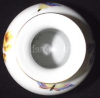 Kézzel festett Herendi porcelán váza virágokkal, gyümölcsökkel és pillangókkal díszítve / Herendi ha...