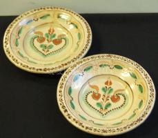 2 db népi motívumokkal díszített falitányér d:22 cm