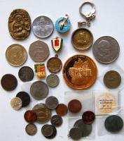 Kis vegyes tétel: magyar és külföldi fém- és ezüstpénzek, kitűzők, emlékérmek T:vegyes