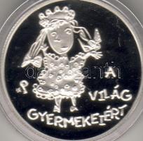 1998 "Világ gyermekeiért" 2000Ft ezüst  díszdobozban T:PP