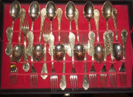 39 darabos aranyozott alpakka evőeszközkészlet díszdobozban