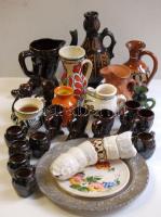 Nagy Korondi kerámia tétel: feles poharak, kancsók, figurák, fali tányérok, stb.