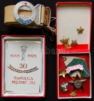1975. Tapolcai MSzMP jubileumi porcelán plakett dísztokban + Kiváló dolgozó kitüntetés, törzsgárda jelvény, kitűzők + úttörő szíj T:vegyes