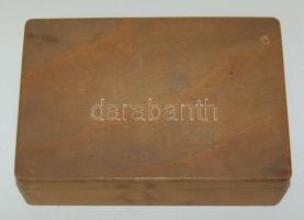 kb 40 db vegyes szocreál kitüntetés és jelvény fadobozban / mixed socialist badges