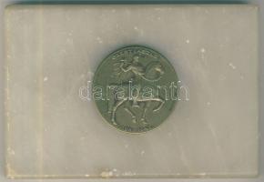 Szent László réz emlékérem 40mm márvány talapzaton szign.:Musti V. T:2