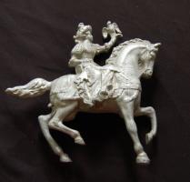 Lovast ábrázoló alumínium szobor 18 cm magas