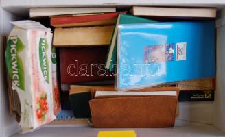 Nagy kártya- és egyéb naptár gyűjtemény cipős dobozban