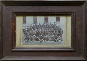 cca 1910 Magyar katonák laktanyai tablófotója üvegezett keretben / Hungarian soldiers in barracks cabinet photo in frame 45x35 cm