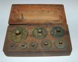 8 darabos régi súlykészlet eredeti fadobozában (5 g-20 dkg)