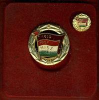Aranykoszorús KISZ jelvény 1919-1957 miniatűrrel eredeti dísztokban T:1