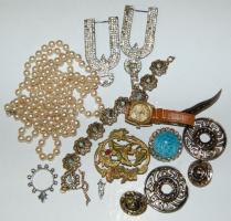 Kis bizsu tétel: fülbevalók, övcsat, karkötő, brossok, kitűzők, gyöngy nyaklánc, karóra, stb.