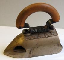 cca 1930 Budapest Szfv. Gázművei Tulajdona felirattal jelzett régi szenes vasaló, 20cm-es vasaló felülettel