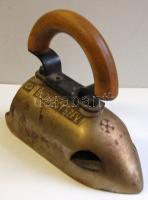 cca 1930 Budapest Szfv. Gázművei Tulajdona felirattal jelzett régi szenes vasaló, 20cm-es vasaló fel...