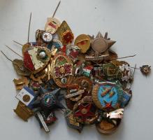 Kis kitűző, jelvény tétel: szocialista  kitűzők főleg, "Ifjúság a Szocializmusért", "Díszszemle", "Élenjáró Katona", "Élenjáró Rajparancsnok", "Véradásért"... többnyire zománcozottak , összesen 55db T:vegyes