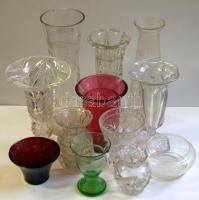 Nagy üveg tétel: 9 db klf méretű és csiszolású váza + 2 mécsestartó