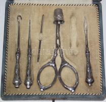 XIX. század vége: 6 darabos ezüst horgoló és varró-készlet eredeti kemény-tokkal / Silver sawind and embroiding kit in original hard case