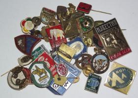 Kis vegyes jelvény, kitűző tétel, többnyire külföldi és sport témájúak, közöttük zománcozott darabok is T:vegyes