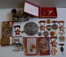 Kis szocialista kitüntetés, jelvény, kitűző, emlékplakett tétel, köztük plasztiktokok is és kettő úttörő szíj/öv T:vegyes