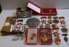 Kis szocialista kitüntetés, jelvény, kitűző, emlékplakett tétel, köztük plasztiktokok is és kettő út...