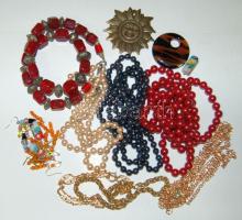 23 db bizsu: 4 nyaklánc (muránói, tekla), 3 medál. 10 pár fülbevaló és 6 aranyozott lánc