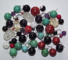 21 pár féldrágakő fülbevaló ezüst (Ag) szerelékkel: korall, ametiszt, hegyikristály, citrin, gránát, ónix, tenyésztett gyöngy, stb.