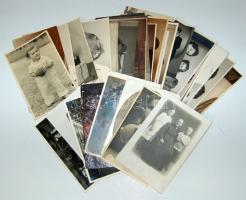 30 db régi családi fotó és egy lejárt bankbetétkönyv csekkel