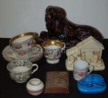 Nagy vegyes porcelán tétel: betlehem, szkarabeusz bogár, kutya figura, 5 db kávés csésze, 2 kistányé...