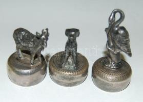 3 db különböző figurákkal díszített régi fém dugódísz