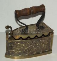 Dekoratív régi réz szenes vasaló fa nyéllel 17x8 cm-es vasalófelülettel