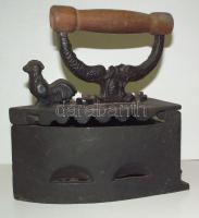 Régi kakassal díszített szenes vasaló fa nyéllel 10x20 cm-es vasalófelülettel