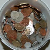 Vegyes világpénz tétel, közel 3kg súlyban, ezüstökkel és szép darabokkal T:vegyes