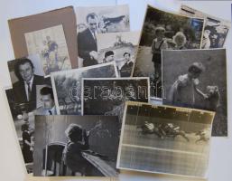 67 db régi fotó és egy füzet teleragasztva színészek képeivel, újságcikkekkel, stb.