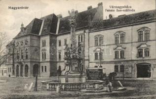 Magyaróvár Vármegyeház és a Fekete Sas Szálloda omnibusszal