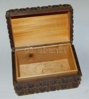 Szép faragású fa doboz / carved wooden box