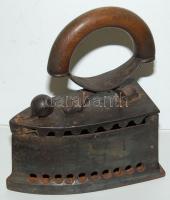 Régi szenes vasaló repedésekkel 20 cm-es vasalófelülettel