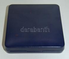 1990. "Magyar Köztársaság Emlékérem" aranyozott réz piefort emlékérem díszdobozban, sorszá...