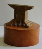 Mini üllő fa talapzaton / mini envil 6 cm