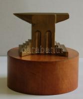 Mini üllő fa talapzaton / mini envil 6 cm