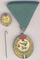 1982. 30. véradásért járó "Kiváló Véradó" kitüntetés eredeti díszdobozban kitűzővel és adományozó okirattal T:1 (kitűzőről letört a tű)