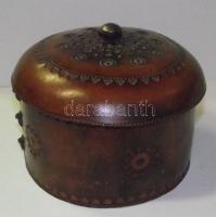 Szépen kidolgozott míves bőr doboz tetővel d:17 cm, 13 cm magas